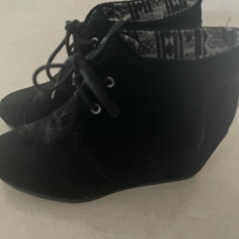 Size 7 TOMs booties